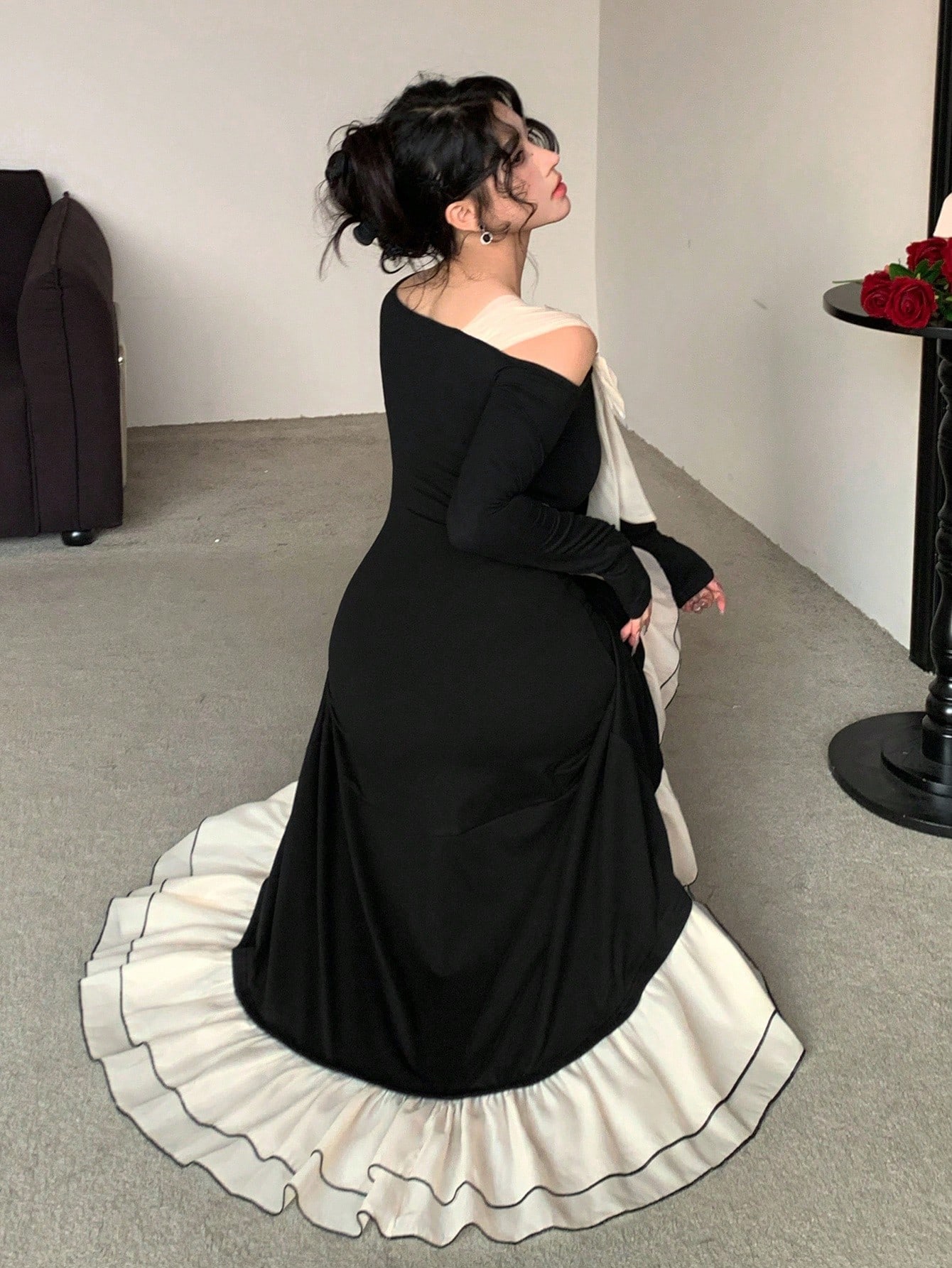 فستان طويل أنيق مناسب للمرأة مع تباين اللون، كشف ا...