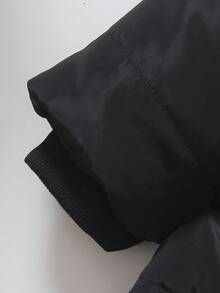 Genkimix Kids 男童休闲长袖连帽保暖夹克，采用实用时尚的连帽设计，在寒冷天气中保持孩子头部和颈部温暖。柔软舒适的面料搭配舒适的保暖衬里，非常适合孩子在雪地玩耍、上学或户外活动时穿着。 - 黑色 - 查看 6