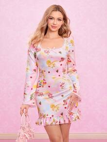 Strawberry Shortcake X SHEIN Vestido corto ajustado con cuello cuadrado, volantes en el bajo, encaje de contraste y estampado de arcoíris de dibujos animados con lazo para mujer - Rosa - Ver 1