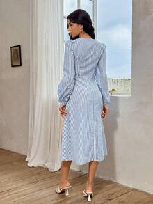 SHEIN Frenchy Đầm maxi xẻ tà cao cổ tim in họa tiết sọc xanh trắng phong cách nghỉ dưỡng thường ngày cho nữ, mùa xuân/thu - Xanh và trắng - Xem 2