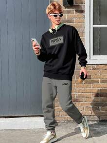 SHEIN 2 件青少年男孩休闲日常百搭舒适字母印花图案圆领宽松套头衫和宽松慢跑裤套装 - 淺灰色 - 查看 6