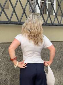 Jeta Ari 夏季皱领不对称袖侧褶收腰通勤米色竹纤维亚麻衬衫，适合所有季节 - 杏色 - 查看 2