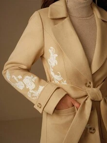 Anewsta 优雅端庄重重刺绣精致配色优雅感恩节、圣诞节、新年派对长款毛呢大衣秋冬 - 卡其色 - 查看 2