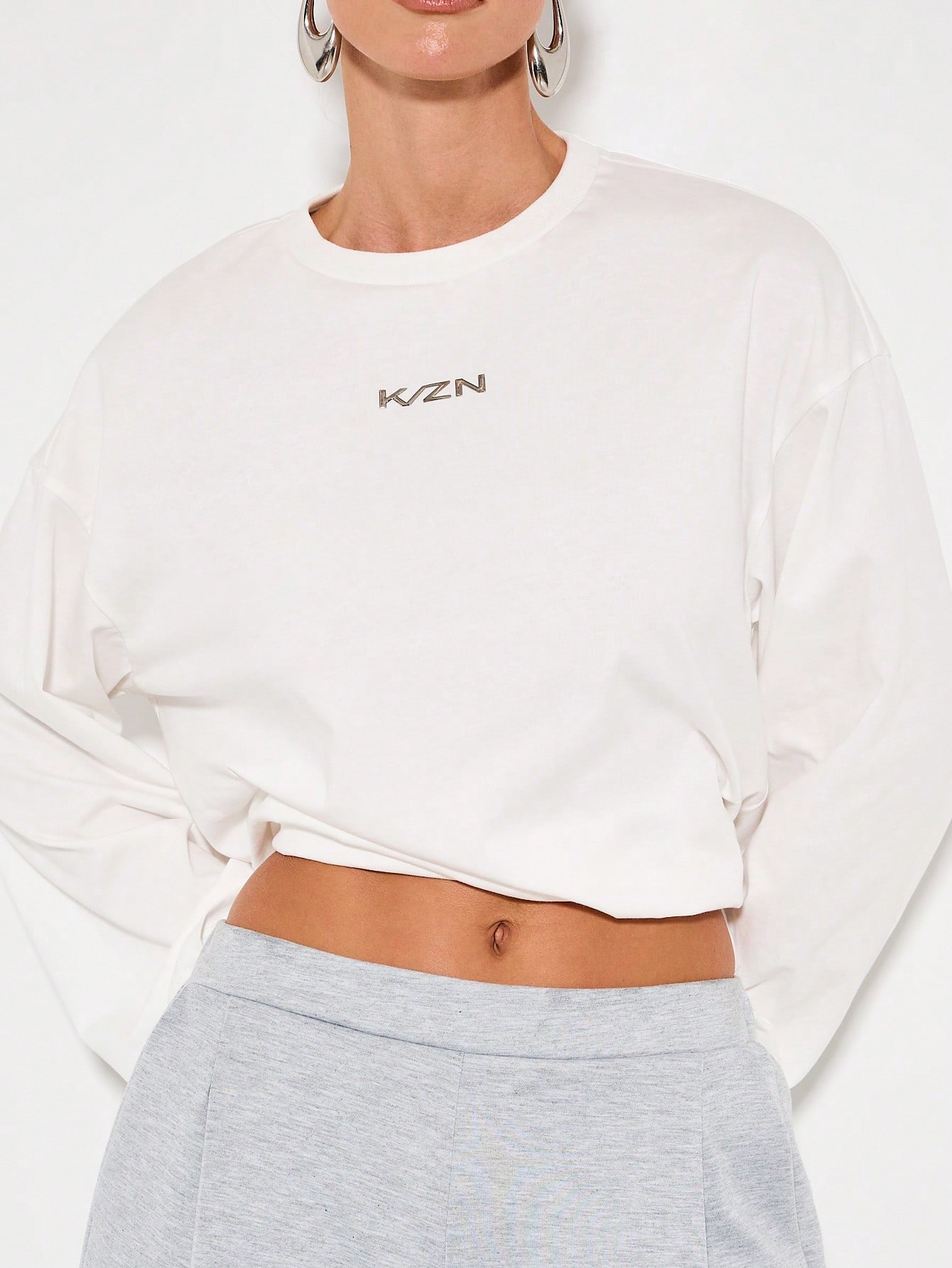 KIZN Langärmliges, kurzes Logo-T-Shirt
