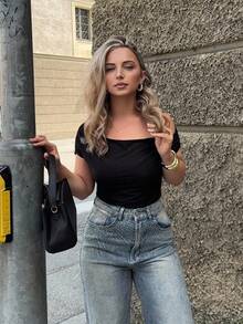 Jeta Ari 露肩修身女性上衣