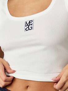 MISSGUIDED 罗纹背心，无袖短款，带徽标贴片，夏季必备分层单品 - 白色 - 查看 3