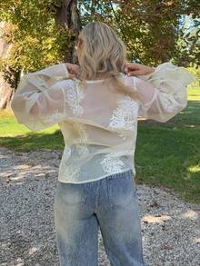 Jeta Ari 女式花卉提花宽松时尚喇叭袖衬衫 - 杏色 - 查看 2