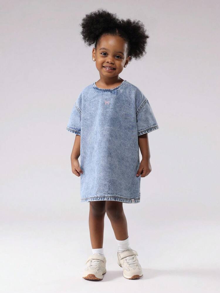 Hell gewaschenes Denim-T-Shirt-Kleid mit kurzen Ärmeln