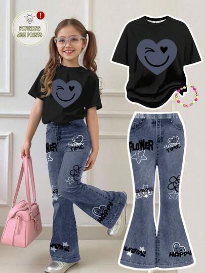 SHEIN Conjunto de 2 piezas de camiseta de manga corta con cuello redondo y pantalones acampanados con estampado de corazones y rostros en estilo graffiti, informal y holgado, adecuado para niñas preadolescentes, verano, uso en casa, salidas, fotografía callejera, campus