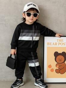 SHEIN مجموعة بلوزة وبنطلون رياضي بأكمام طويلة وياقة مستديرة للأطفال والرضع الصبية بتصميم مريح وطباعة شريطية كلاسيكية، مناسبة للخريف والشتاء، قطعتان