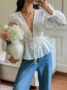 SHEIN Frenchy 女士碎花深V领系腰长袖性感时尚衬衫，适合秋季、万圣节、圣诞节、新年等节日穿着，也可作为派对、沙滩装或休闲衬衫。奶油色衬衫，法式风格，蓝白碎花衬衫，冬季薄纱衬衫。 - 杏色 - 查看 4