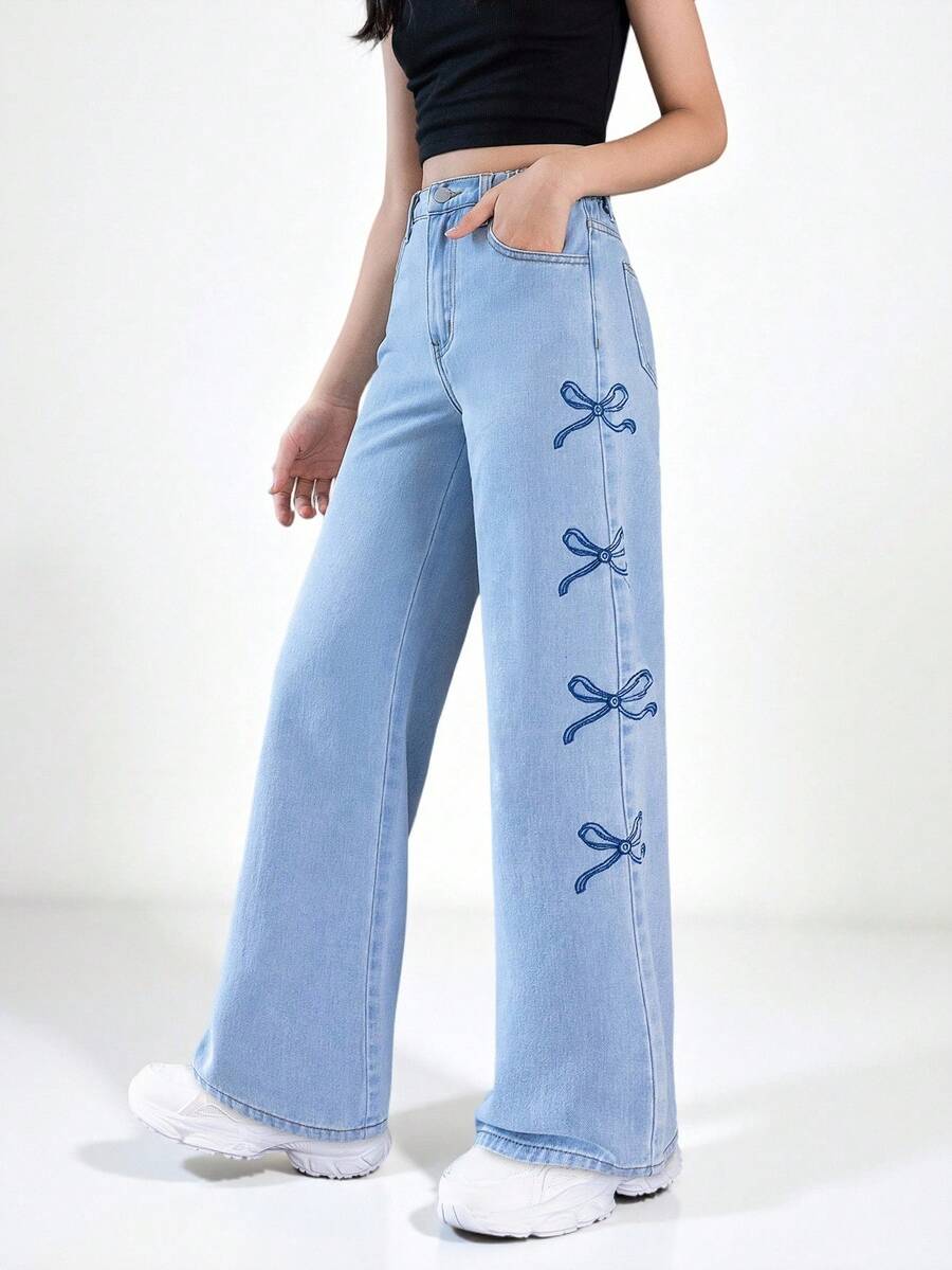 SHEIN Explorewe Tween 女童休闲牛仔裤，带蝴蝶结刺绣和蝴蝶结设计，水洗常规版型 - 中等水洗藍 - 查看 1