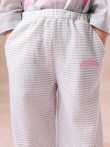 Bộ đồ ngủ trẻ em SUMWON dáng rộng màu xám nhạt, thích hợp mặc mùa đông, với logo màu hồng in nổi và quần ống rộng họa tiết hình vuông, phù hợp cho cả mặc thường ngày và đi nghỉ mát. - Xám - Xem 6