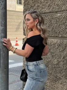 Jeta Ari 露肩修身女性上衣