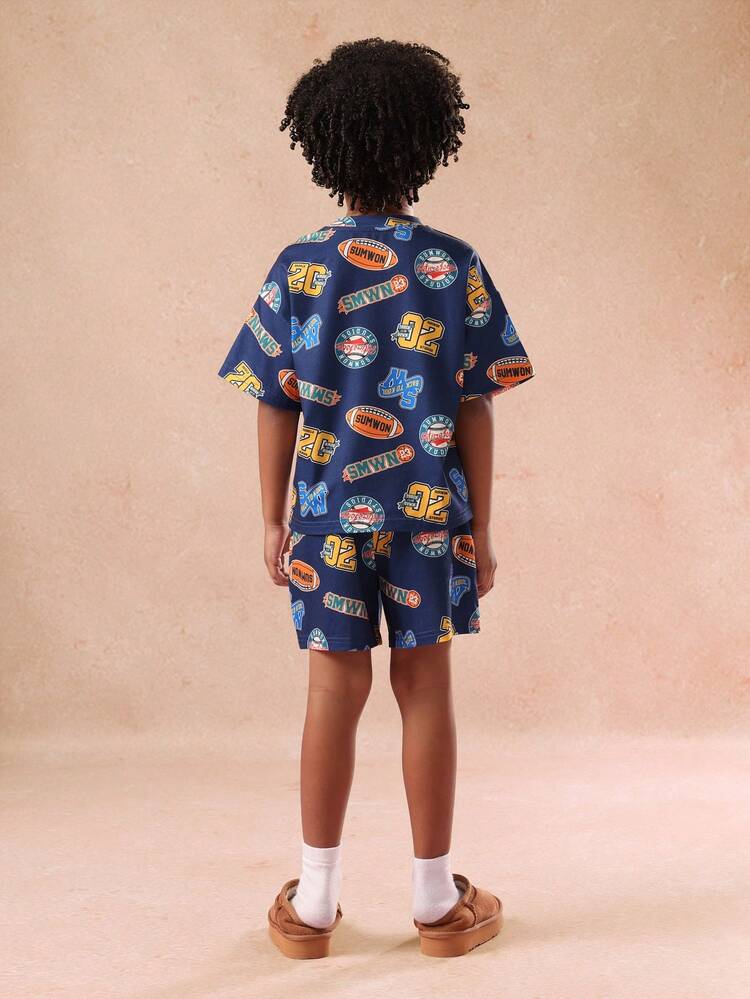 Marineblaues Pyjama-Set mit buntem Sportabzeichen-Print