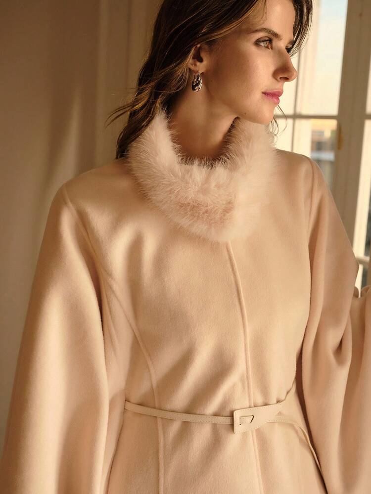 Cappotto con cintura in pelliccia sintetica da donna