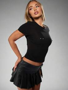 MISSGUIDED 这款前卫的穿孔装饰短款T恤，饰有银色铆钉孔眼，是节日哥特风Y2K风格的修身短袖夜店派对必备单品。 - 黑色 - 查看 1