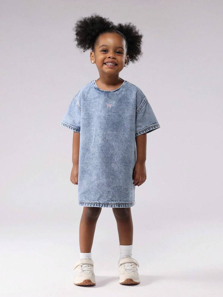 Hell gewaschenes Denim-T-Shirt-Kleid mit kurzen Ärmeln