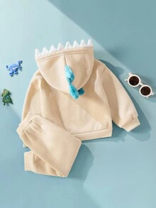 SHEIN Playful Pals 幼儿男童可爱 3D 刺绣毛绒小恐龙连帽衫 T 恤和长裤两件套 - 杏色 - 查看 3