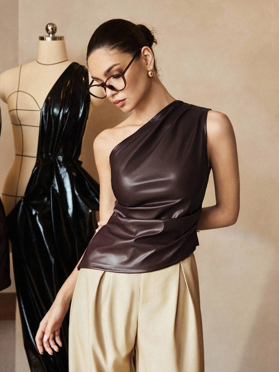 SHEIN X Belinda Siren Gaze Top en PU froncé à une épaule Bourgogne pour femme, Top amincissant à taille plissée pour femme - Tabac - Voir 1