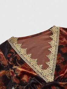 ROMWE EDITION Damen Vintage Blumen Allover-Muster Kontrast Spitze Glockenärmel V-Ausschnitt figurbetontes Samt Top, Halloween Hexen Thema, Herbst/Winter - Verschiedenfarbig - Übersicht 5