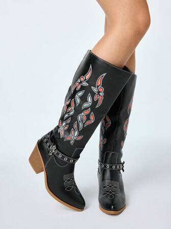 بوت غربية سوداء للنساء، إبزيم حزام بنمط صخري داكن وأحذية جوتيك، بوت فارس مطرزة سهلة الارتداء، بوت دراجة نارية من الجلد ذات كعب منخفض، بوت متوسطة الطول