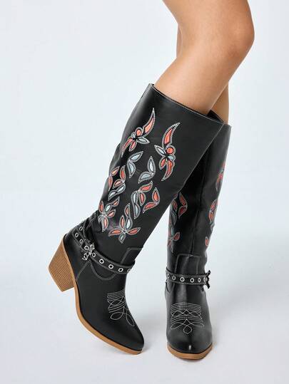 بوت غربية سوداء للنساء، إبزيم حزام بنمط صخري داكن وأحذية جوتيك، بوت فارس مطرزة سهلة الارتداء، بوت دراجة نارية من الجلد ذات كعب منخفض، بوت متوسطة الطول