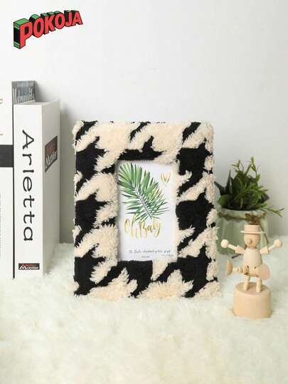 1개 플러시 사진 프레임 - 편안한 천으로 만든 사각형 사진 프레임. 이 프레임은 벽이나 테이블의 우아한 가정 장식에 적합하며 결혼식이나 가족 사진을 전시하는 데에도 적합합니다. 크리스마스나 생일 선물로도 줄 수 있습니다.