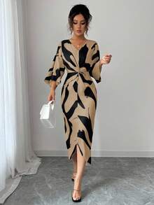 Elenzga 女款杏色底色牛奶丝数码印花高弹面料V领腰部扭纹设计收腰不对称下摆小众设计高端优雅约会装感恩节万圣节氛围秋季新款必备时尚中长连衣裙 - 卡其色 - 查看 5