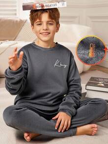 SHEIN 2 件儿童/青少年男童休闲日常舒适刺绣法兰绒圆领长袖上衣和宽松抽绳裤睡衣套装