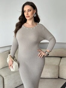 Modelyn Vestido de Malha Elegante Plus Size para Mulheres com Decoração de Pérolas Falsas, Gola Redonda, Manga Longa, Bainha Franzida, Outono - Cinza - Visão 4