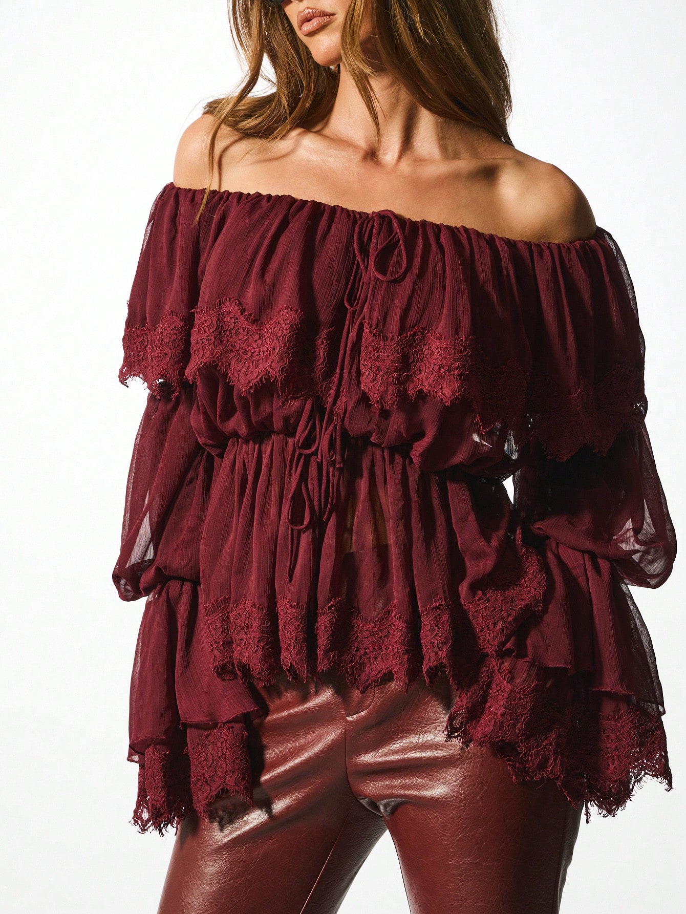 KIZN Blusa de gasa con hombros descubiertos y ribete de encaje