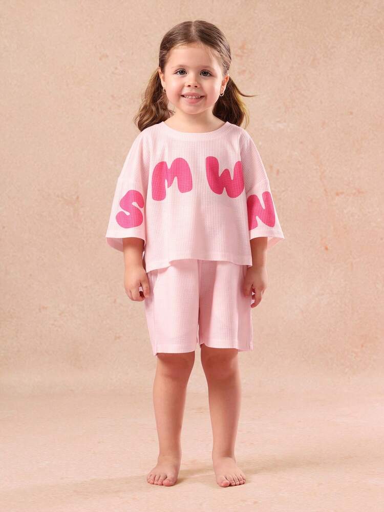 Completo da notte con top stampato con lettere e pantaloncini coordinati