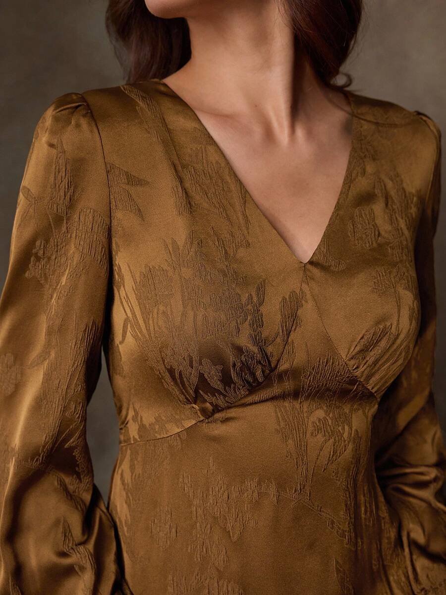 Lilora Đầm dài tay nữ cổ chữ V sâu, chất liệu satin jacquard thanh lịch, tay dài, thắt eo - Màu nâu Mocha - Xem 1