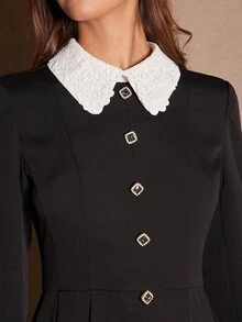 Enchnt Vestido elegante mini con cuello de contraste, manga larga, diseño de botones y bajo plisado - Negro - Ver 2