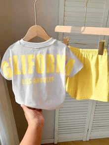 SHEIN 2 件套男婴和女婴休闲运动街头风格字母印花宽松圆领针织上衣 T 恤和松紧腰短裤套装，适合春夏季居家和户外穿着 - 黃色 - 查看 7