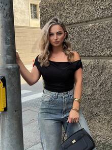 Jeta Ari 露肩修身女性上衣