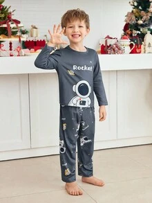 SHEIN 两件套宇航员与星球印花圆领长袖睡衣套装，适合幼儿男孩