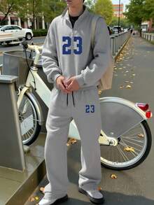 Manfinity Campus Court 男士休闲通勤学校运动风数字印花立领半拉链套头卫衣和抽绳腰运动裤套装，秋冬款 - 淺灰色 - 查看 4