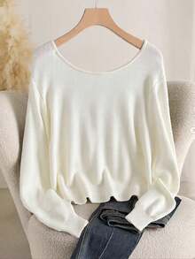 GlowEve CURVE Elegante e Elegante Suéter de Tricô Minimalista Plus Size para Mulheres com Gola Redonda, Laço Grande e Decote V nas Costas - Branco - Visão 2