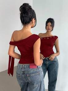 Aloruh Áo thun dệt kim trơn màu trơn không tay vai bất đối xứng trang trí lỗ xỏ dây màu đen, áo đỏ - Màu Đỏ Sâu - Xem 2
