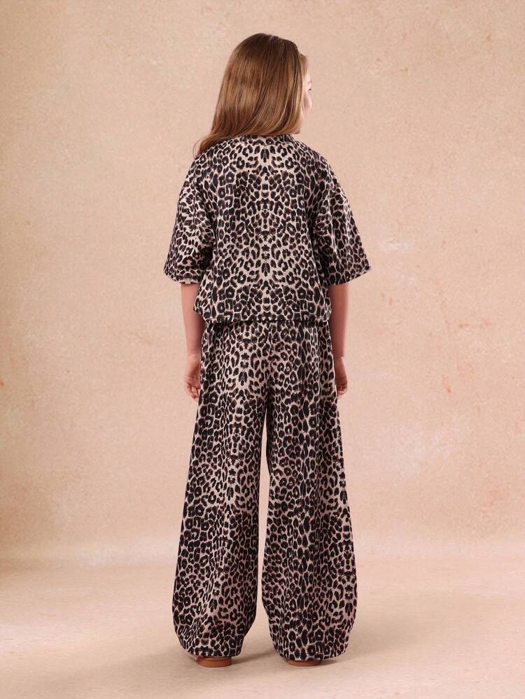 Conjunto coordenado com estampa de oncinha, top curto e calça larga