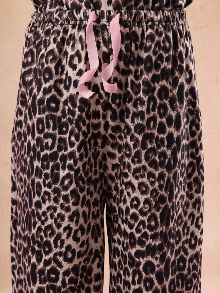 Conjunto coordenado com estampa de oncinha, top curto e calça larga