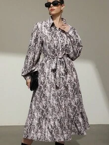 Aveloria Modichic Gaun Wanita Ukuran Besar dengan Kerah Kemeja, Motif Ular Prancis, Sabuk, Kancing Tunggal, dan Hem Berumbai, Lengan Panjang - MultiWarna - View 5
