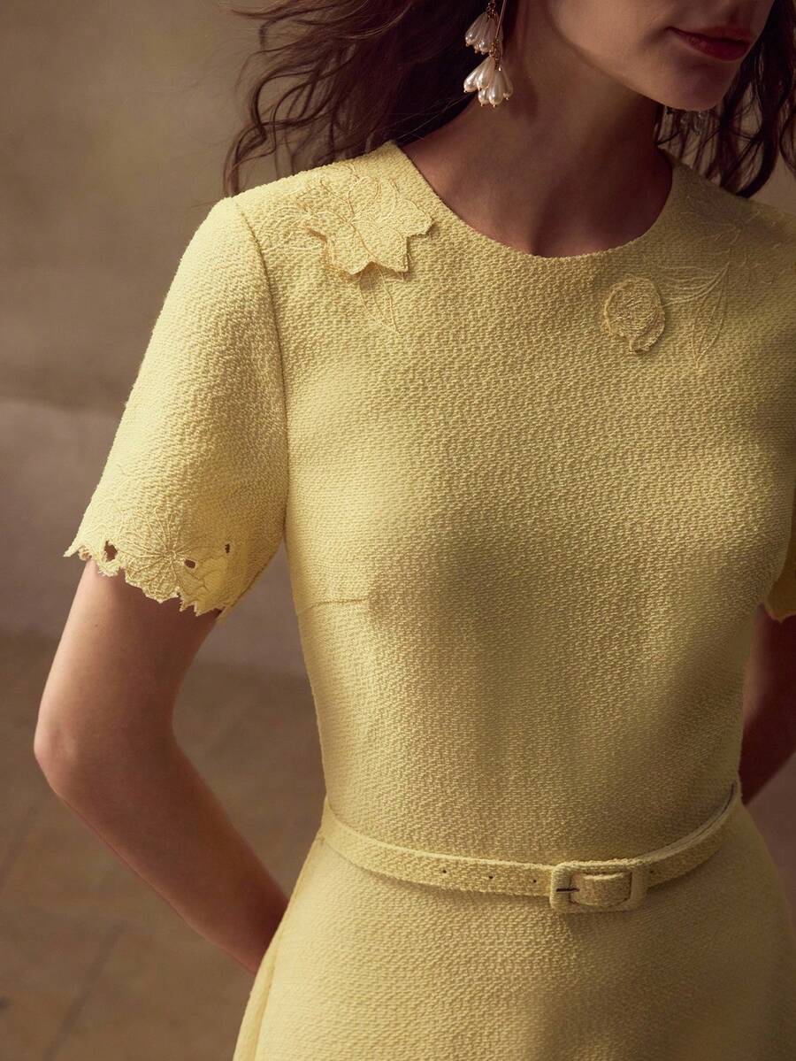 MOTF PREMIUM 纹理花卉刺绣A字连衣裙 - 黃色 - 查看 2