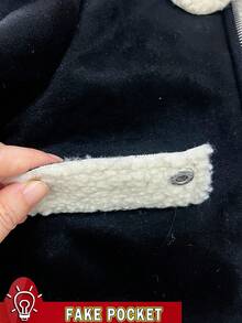 年轻女孩黑色仿麂皮羊毛复合夹克，采用柔软的麂皮羊毛复合纹理，衣领、下摆和袖口处饰有奶油色羊毛饰边，银色拉链开合，对称仿口袋，圆形纽扣装饰，剪裁剪裁融合了复古与时尚风格，秋冬