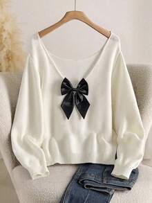 GlowEve CURVE Elegante e Elegante Suéter de Tricô Minimalista Plus Size para Mulheres com Gola Redonda, Laço Grande e Decote V nas Costas - Branco - Visão 1