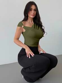 Firerie Camiseta ajustada modesta con hombro asimétrico, cintura fruncida, elegante para uso diario, color blanco - Verde militar - Ver 5