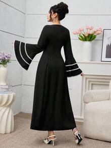 Al Najma Svart damklänning med vävd kontrastfärg och volang i midjan och plisserad A-linje - Svart - Visa 2