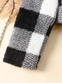 SHEIN Bộ 3 món cho bé gái tuổi mới lớn: Áo khoác ngắn kẻ caro dệt kim, áo hai dây dệt kim trơn màu và quần ống loe - Đen và trắng - Xem 4